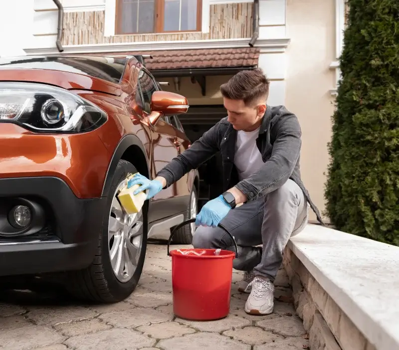 Lavage auto à domicile Lurcy-le-Bourg : professionnel intervenant sur un véhicule
